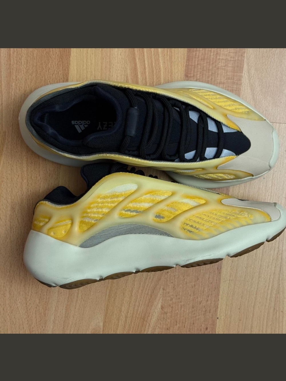 adidas Yeezy
YEEZY 700 V3 "Mono Safflower" sneaker size 7.5